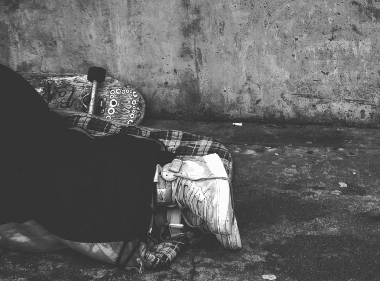 Jak pomóc osobie bezdomnej na mrozie?