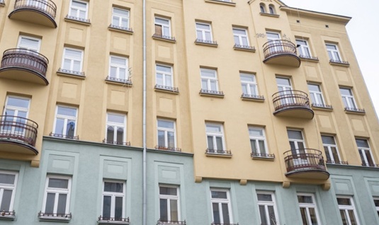 Czynszowy wyrok na warszawiaków! Emeryci płaczą, ratownicy mają mieć lepiej! Strach zagląda w oczy lokatorom warszawskich kamienic. Nowa stawka bazowa 13,55 zł/m2 to dla wielu emerytów bariera nie do przejścia.