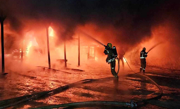 Pożar w Nowym Modlinie. Płonęły odpady i hala demontażu aut Strażacy z powiatu nowodworskiego i okolicznych jednostek podczas gaszenia hali w Nowym Modlinie. Gęsty dym z płonących tworzyw sztucznych był wyczuwalny w całej gminie.