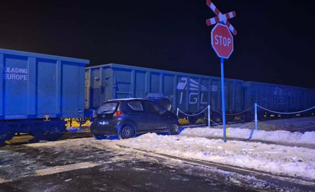 Horror na torach w Siedlcach! Zignorowała znak stopu… Fot.: Policja/Wrak auta i potężna lokomotywa. To smutny widok po wypadku w Siedlcach. 40-letnia kobieta zlekceważyła znak STOP i niemal zapłaciła za to najwyższą cenę.