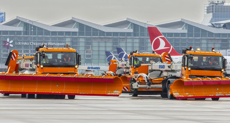Lotnisko Chopina przygotowane do mrozów. Armia maszyn i 80 ludzi! Fot.: FB-DlaPilota/Zestawy odśnieżające w pełnej gotowości na warszawskim Lotnisku Chopina. Służby techniczne dysponują 40 maszynami, by zapewnić płynność lotów podczas fali mrozów sięgającej -25°C.