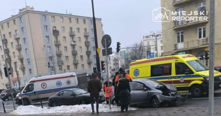 Wypadek w Warszawie. Samochód staranował karetkę